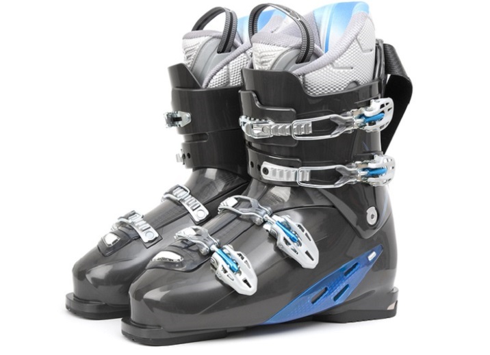 downhill skiing boots